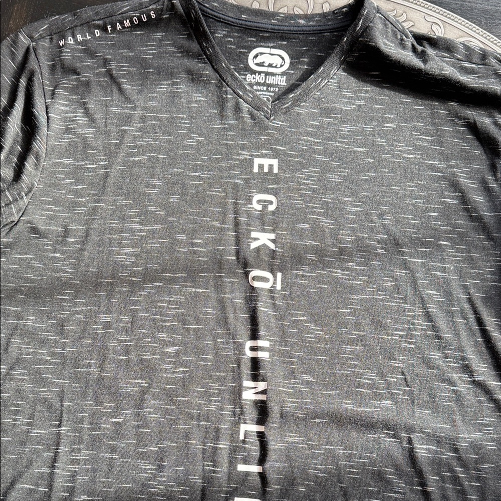 Ecko Unlimited Men's black V-Neck Tee